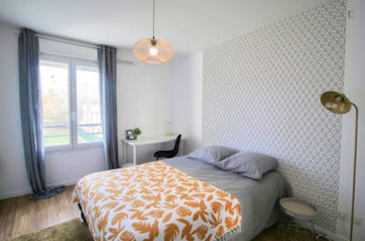 Cool double bedroom in a 4-bedroom apartment in Vénissieux