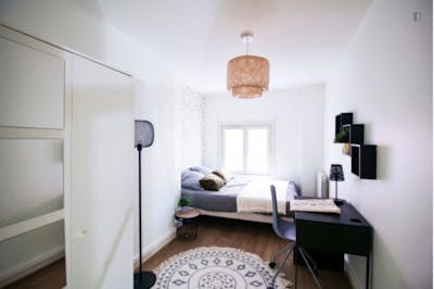 Snug double bedroom in a 5-bedroom apartment near Parc des Hauteurs