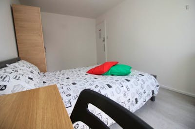 Warm and cosy double bedroom in Bromley-by-Bow  - Gallery -  3