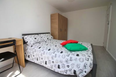 Warm and cosy double bedroom in Bromley-by-Bow  - Gallery -  2