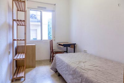 Single bedroom in student-heavy El Pla del Real