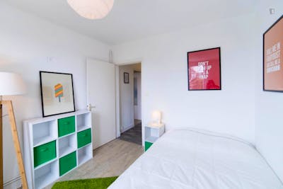 Nice double bedroom in a 4-bedroom apartment near Saint Agne-SNCF transport station