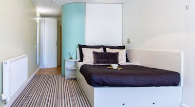 Pleasant double ensuite bedroom, in a residence near the green Midsummer Common