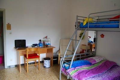 Nice, large and bright single room, with a balcony, in Coverciano