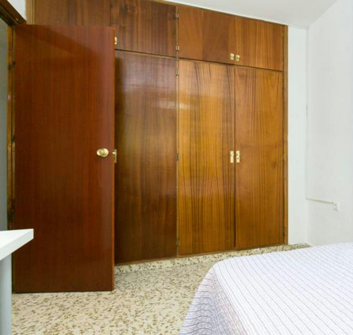 Snug double bedroom near Parque Federico García Lorca