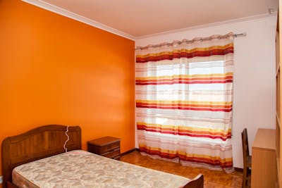 Tasteful single bedroom in a 3-bedroom flat, in Alto de São João  - Gallery -  1