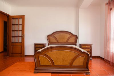 Large double bedroom with a balcony view, in Alto de São João  - Gallery -  3