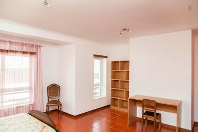 Large double bedroom with a balcony view, in Alto de São João  - Gallery -  2
