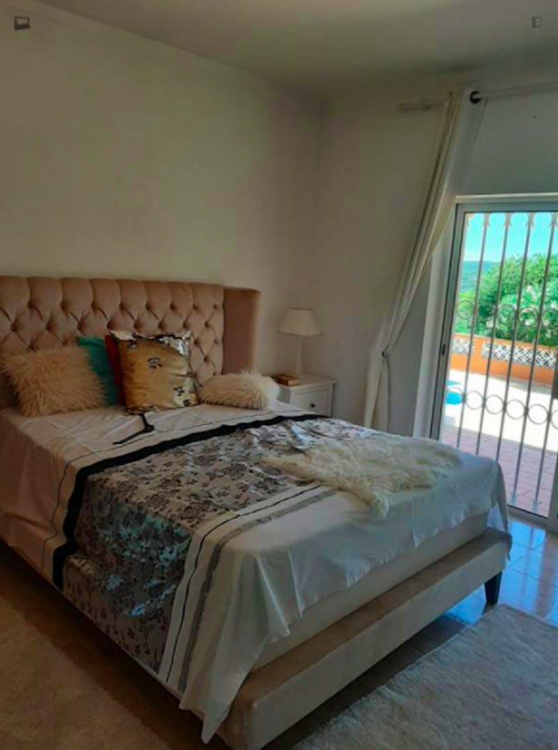 2 x Double ensuite bedrooms in a 4-bedroom house in Loule