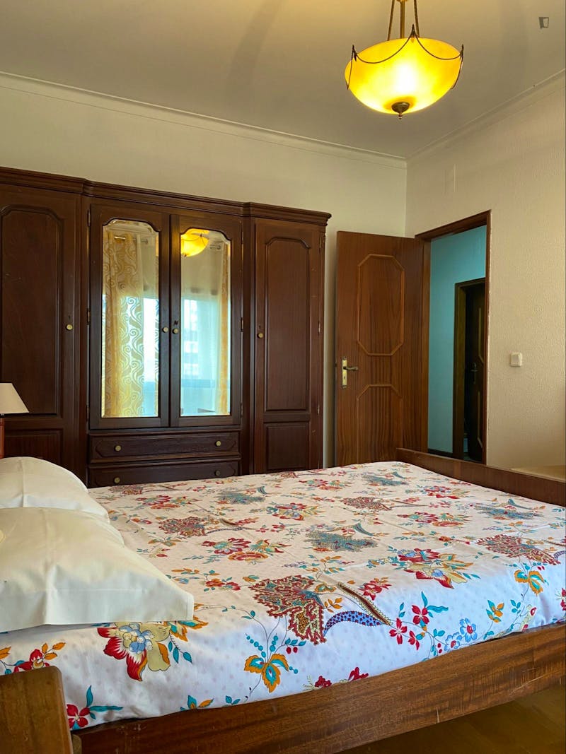 Homely double bedroom in Nogueira Fraião e Lamaçães