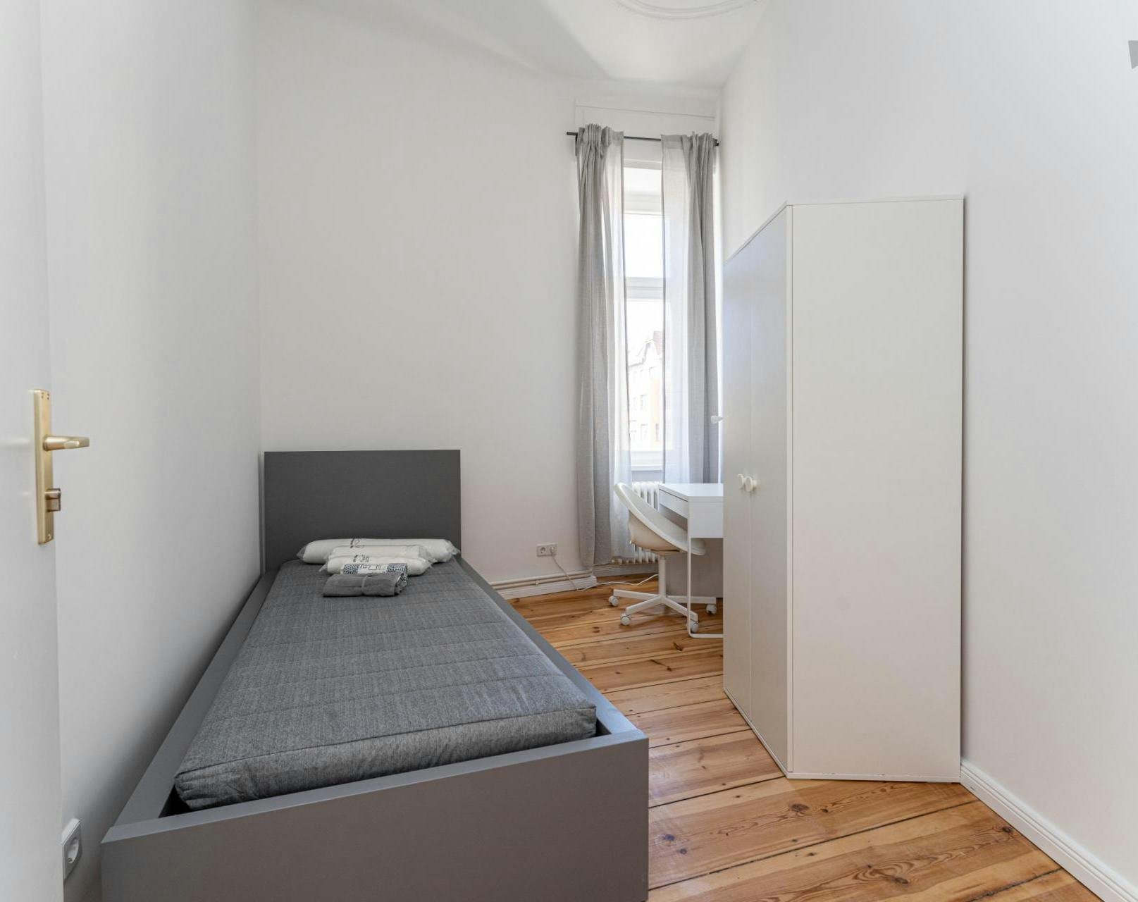Single bedroom in an 8-bedroom flat, in Neukölln