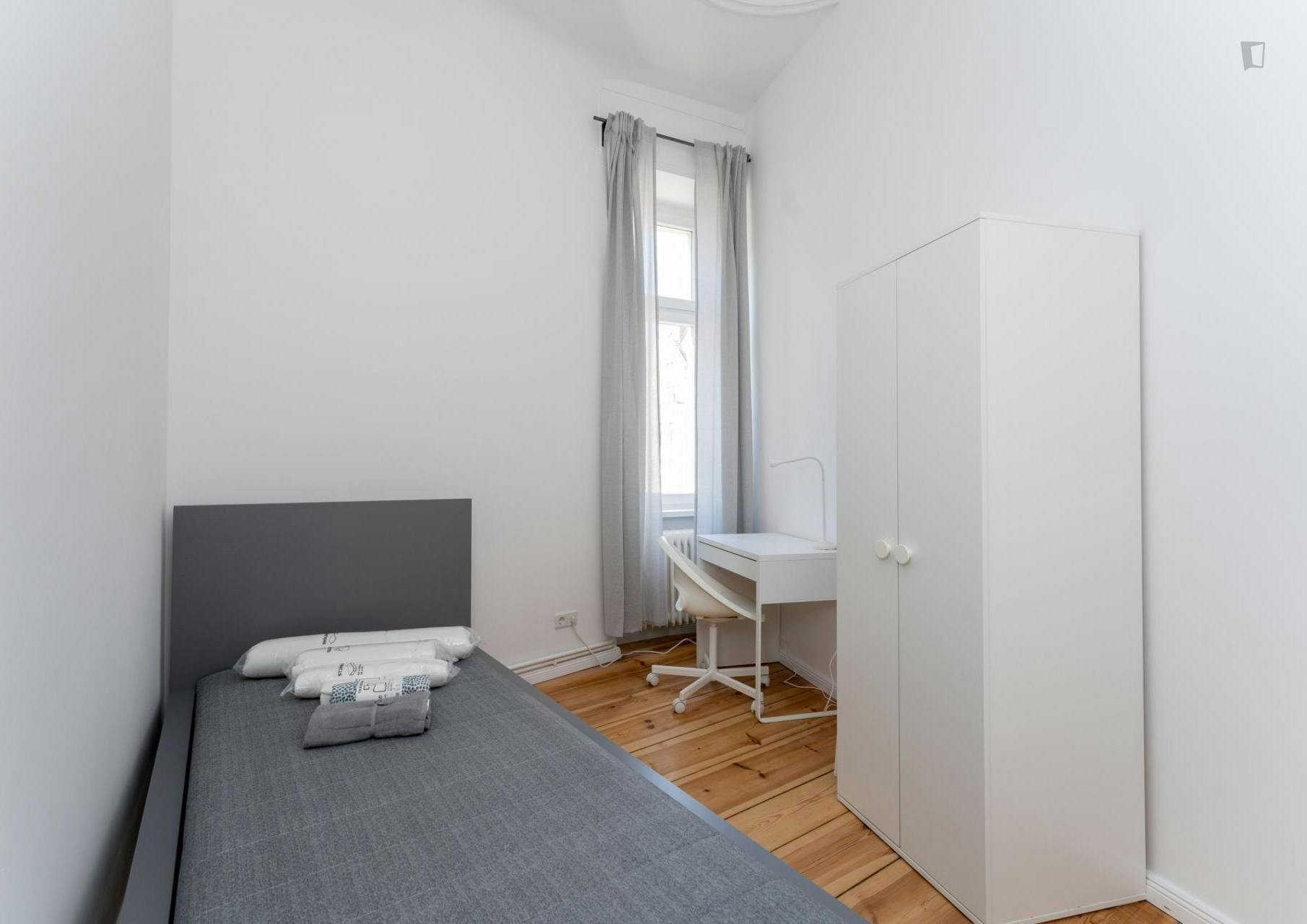Single bedroom in an 8-bedroom flat, in Neukölln