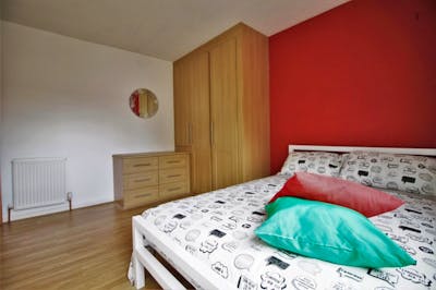 Double bedroom in 4-bedroom flat near Shadwell Station  - Gallery -  2