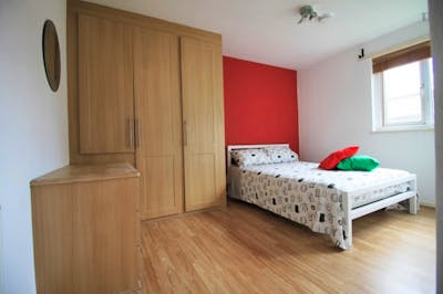 Double bedroom in 4-bedroom flat near Shadwell Station  - Gallery -  1