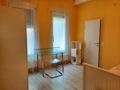 Single ensuite bedroom in a 3-bedroom apartment near Margaretengürtel metro station