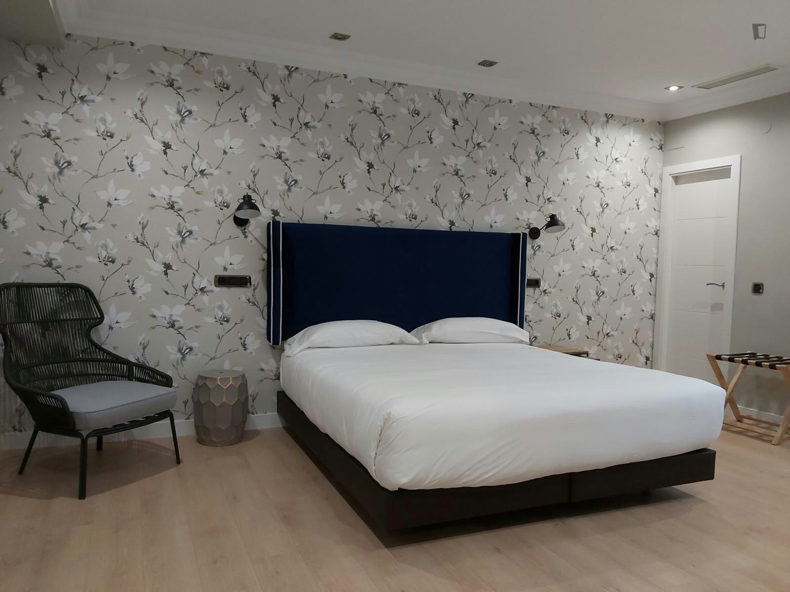 Elegant double ensuite bedroom in a residence, in the centre of Burgos
