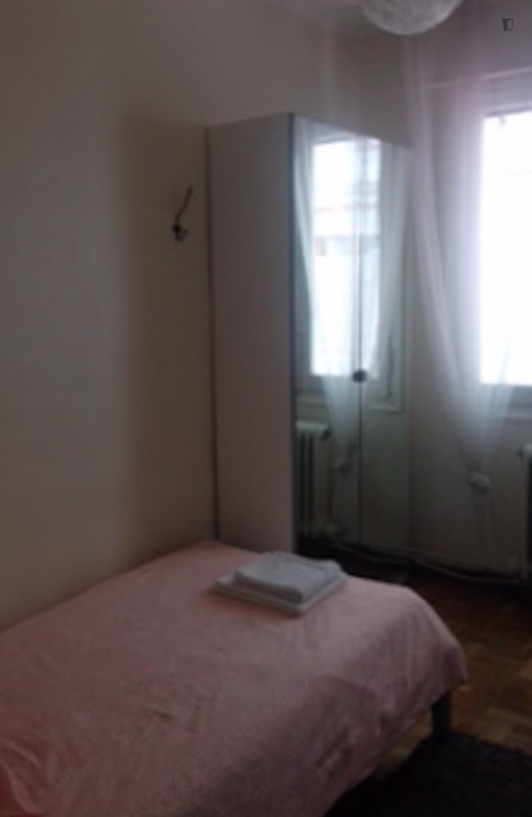 Single bedroom in a 3-bedroom apartment near University
