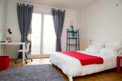 Shiny double bedroom near Université de Strasbourg's main campus