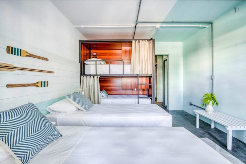 Splendid 4-bed ensuite dorm in a residence, in sunny Praia Mole