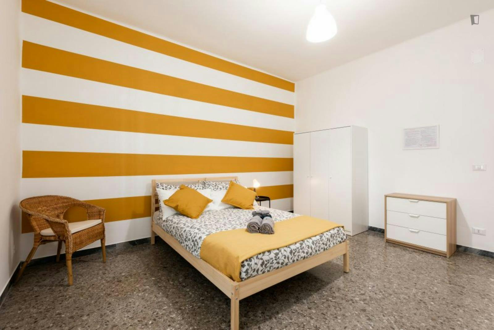 Nice double bedroom in a 4-bedroom apartment near Bari F. Crispi metro station