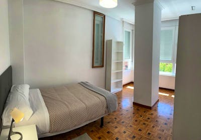 Spacious single bedroom in a 4-bedroom flat, in the centre of Burgos