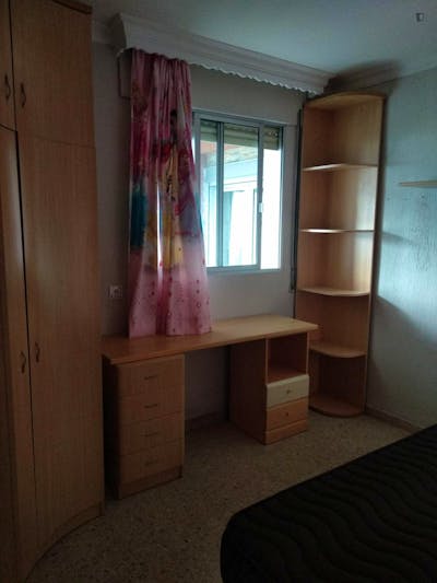 Single bedroom in 4-bedroom apartment near Parque Paco Jiménez