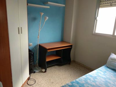 Single bedroom in 4-bedroom apartment near Parque Paco Jiménez