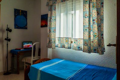 Single bedroom in a 4-bedroom apartment near Campus El Carmen
