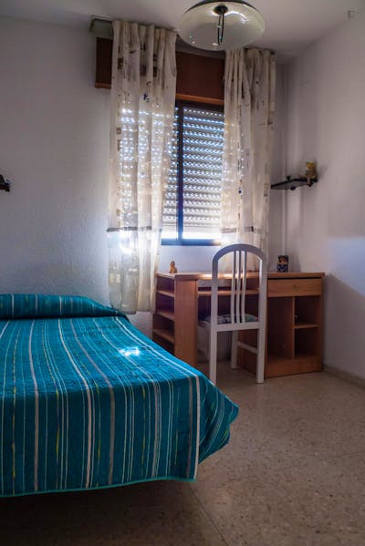 Cosy single bedroom in a 4-bedroom apartment in Centro