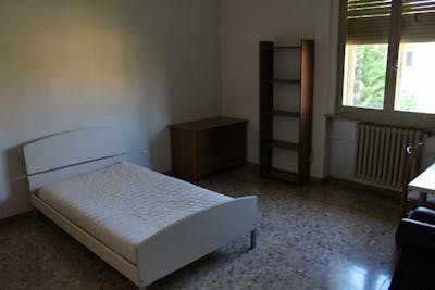 Double bedroom in a 4-bedroom apartment near Arco di Augusto