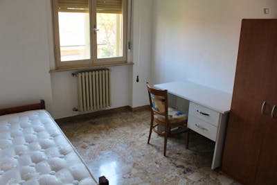 Single bedroom in a 4-bedroom apartment near Arco di Augusto