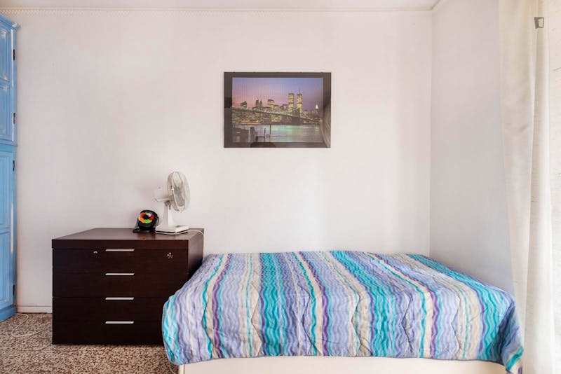 Single bed for girl in twin bedroom with balcony in the Mecenate neighborhood