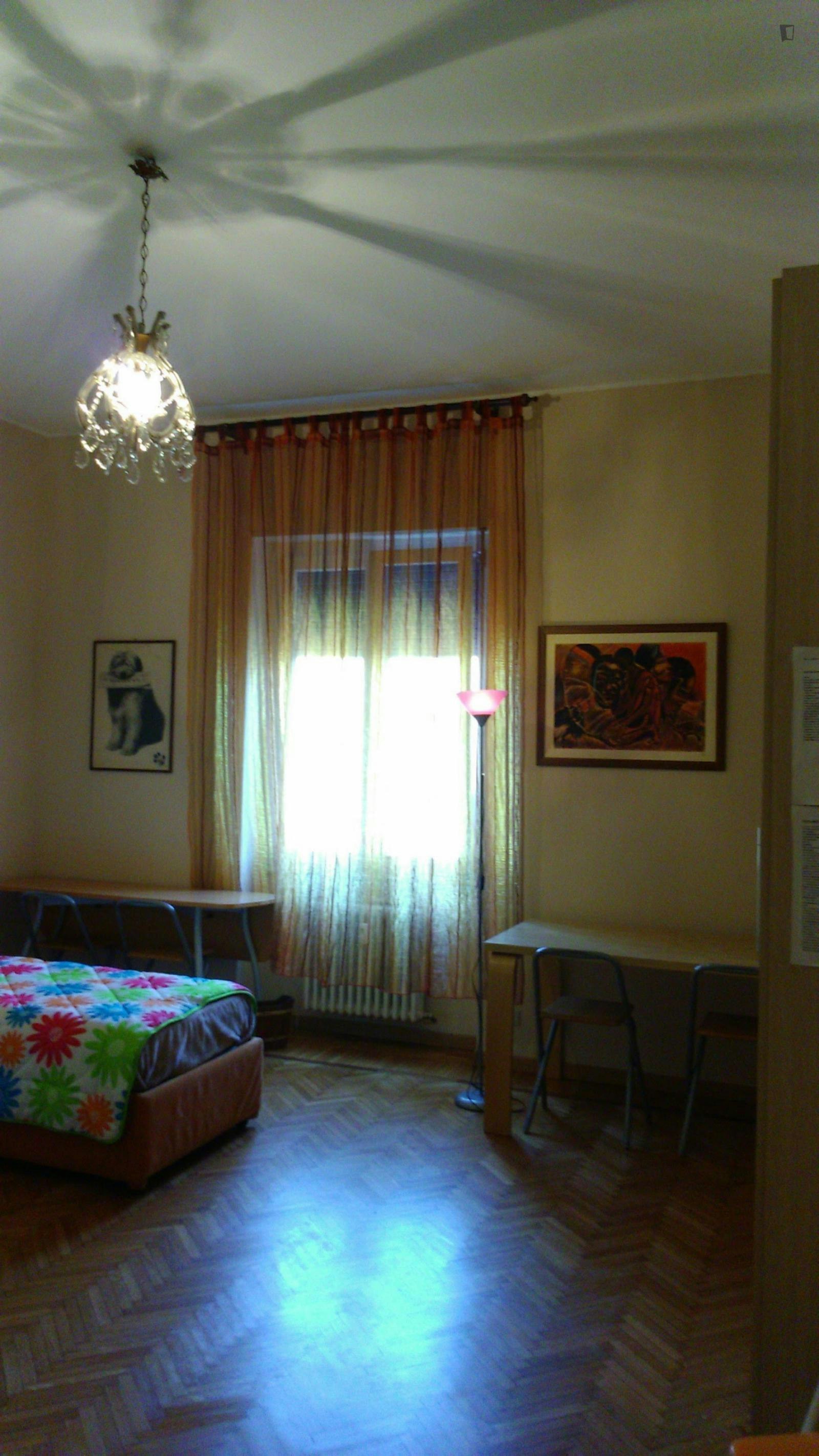 Twin bedroom in 5-bedroom apartment