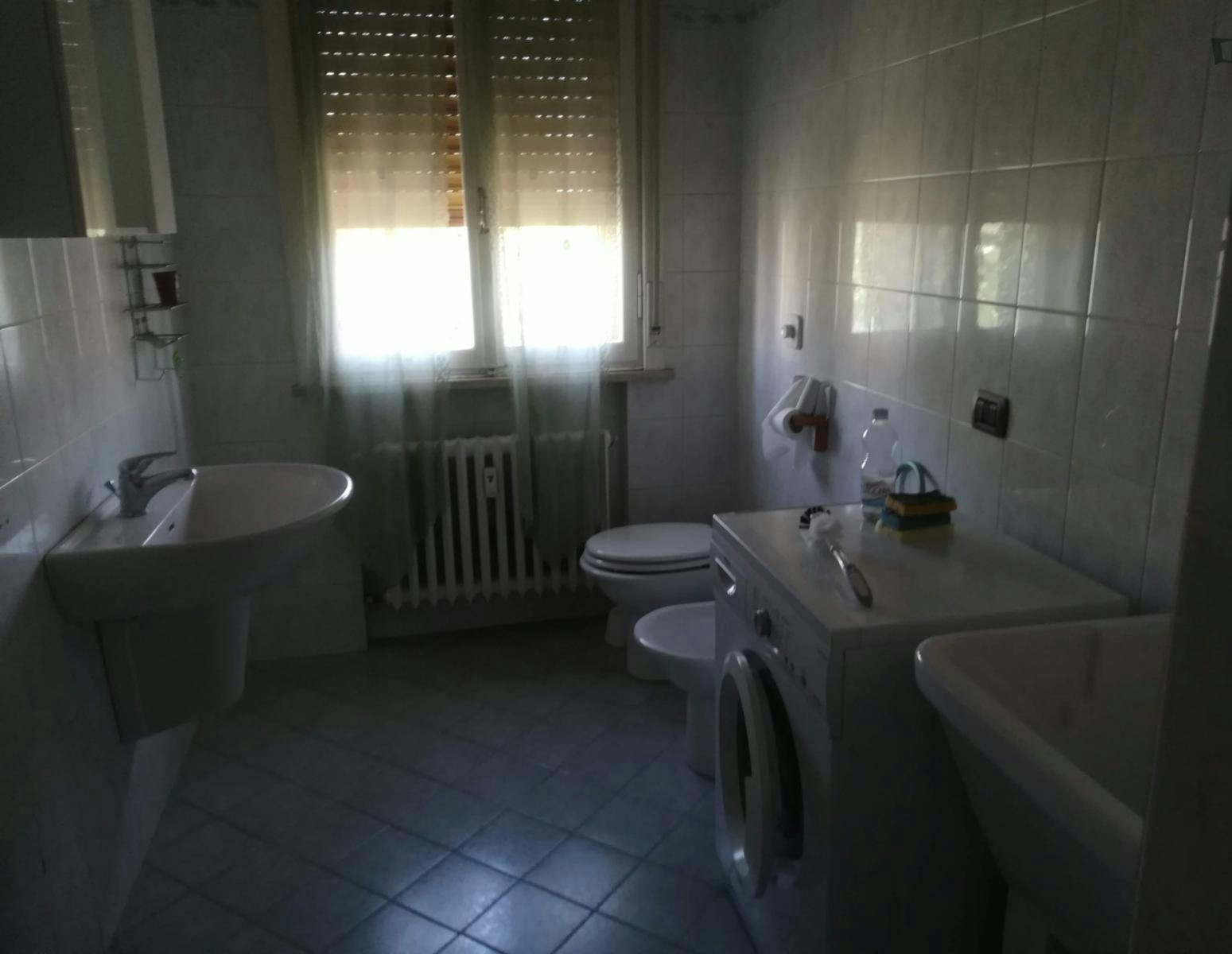 Snug single bedroom in a 3-bedroom apartment, in Saliceto Sul Panaro
