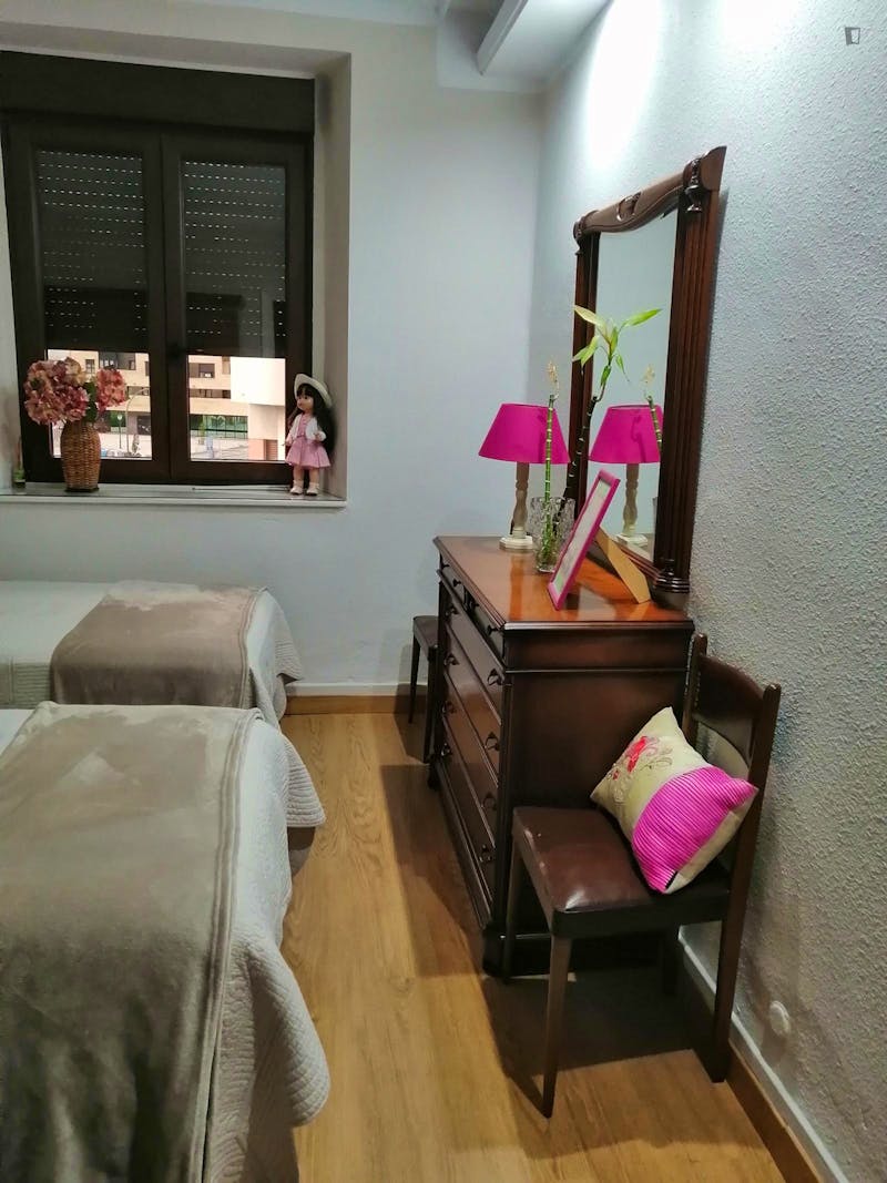Twin bedroom next to Oviedo Estación Uría  - Gallery -  3