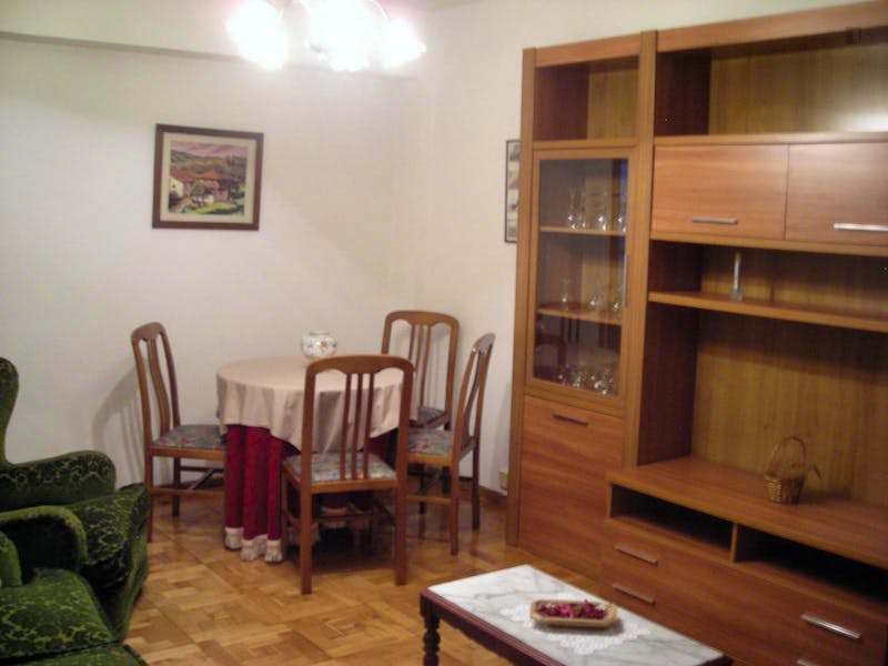 Charismatic 4-bedroom flat near the Llamaquique campus of the Universidad de Oviedo