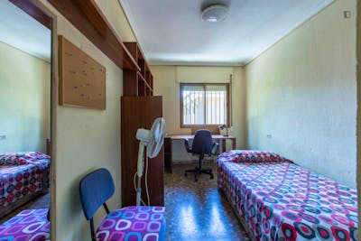 Single bedroom in 3-bedroom apartment