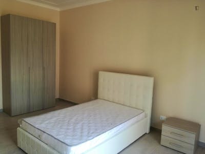 Lovely single bedroom in a 3-bedroom flat, near the centre of Catania