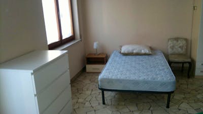 Single bedroom in a 4-bedroom apartment near Piazza Università