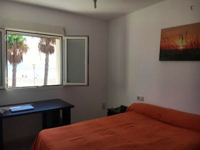 Double bedroom, with private bathroom, in 3-bedroom house