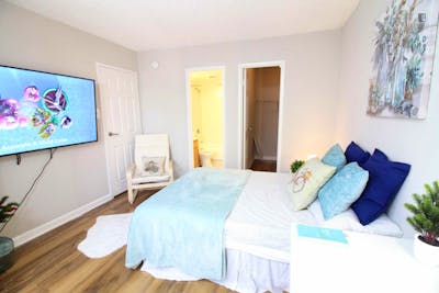Bright double ensuite bedroom, in a residence near Milken Institute School of Public Health