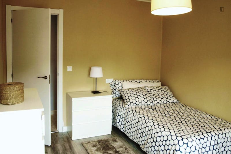 Modern single bedroom in a 3-bedroom apartment near Jardines del Campillín  - Gallery -  1