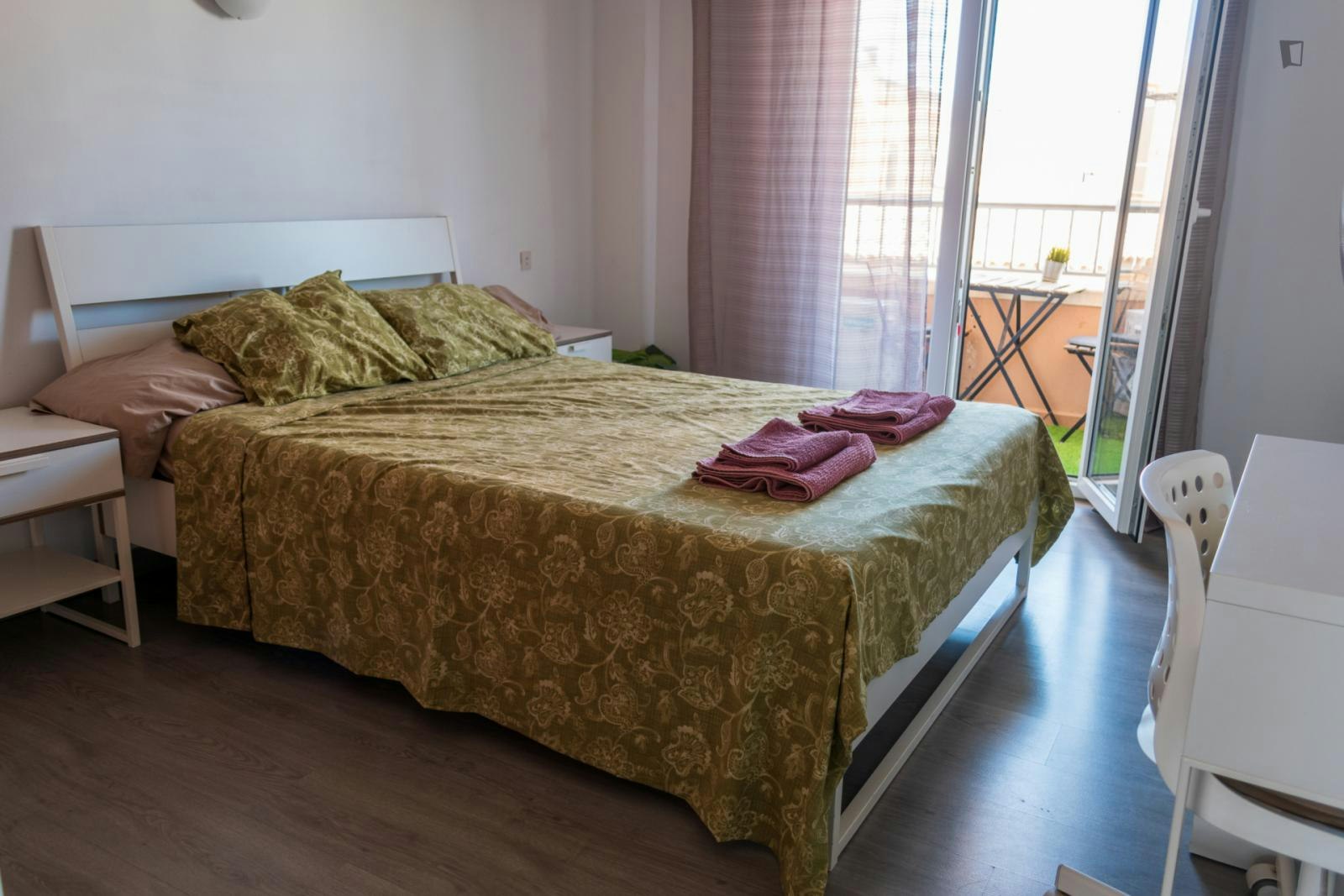 Double bedroom, with balcony, in a 4 bedrooms apartment