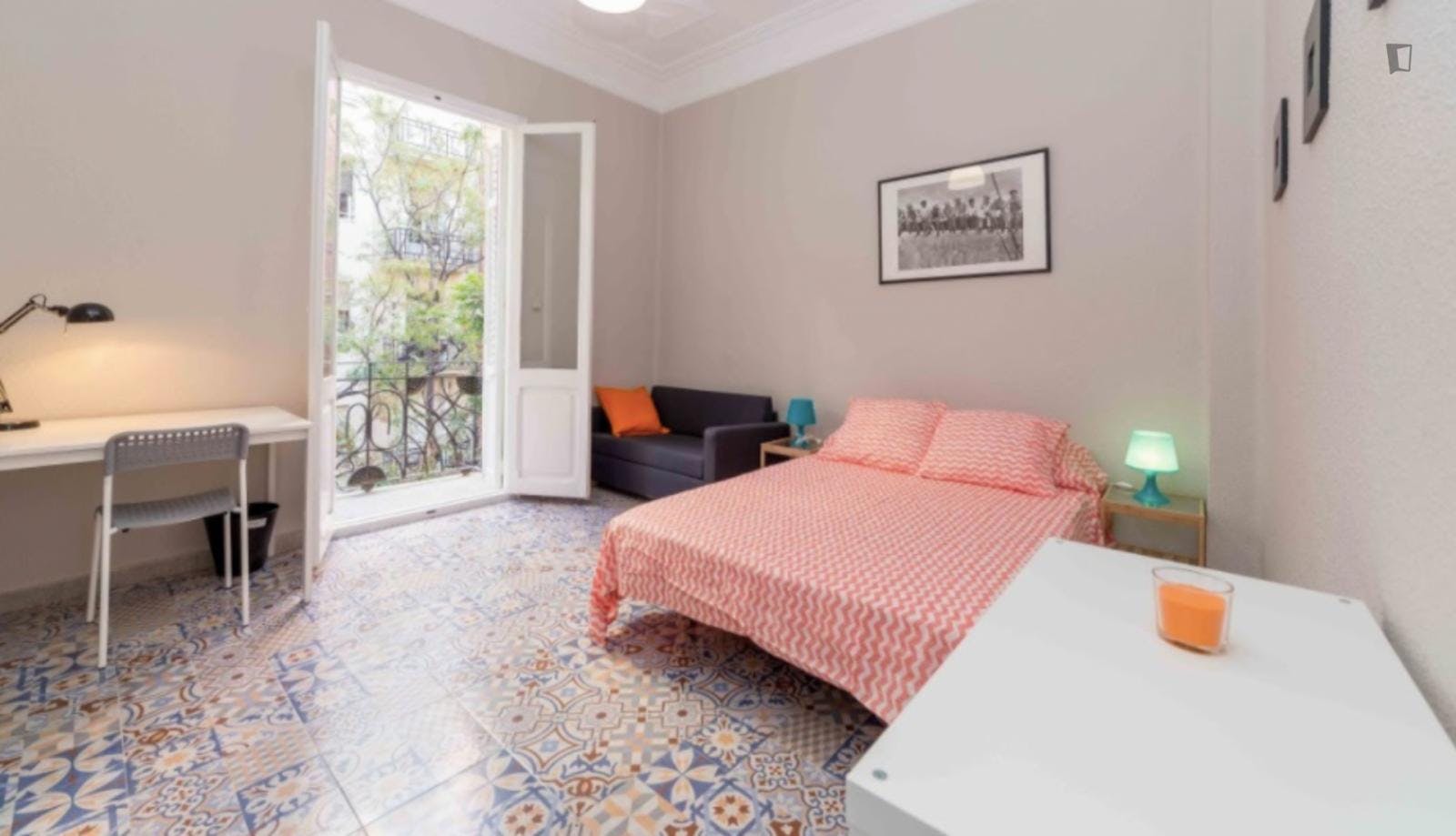 Harmonious double bedroom with a balcony, in L'Eixample