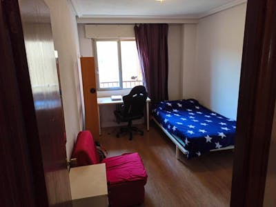 Homely single bedroom in a student flat, near the La Alamedilla train station