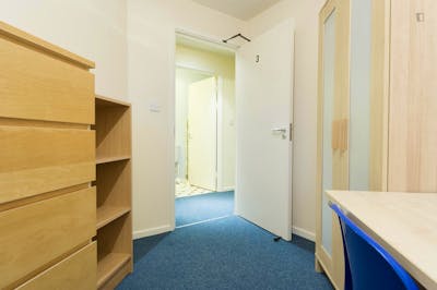 Decorous double bedroom in a 4-bedroom flat in proximity of Nottingham Trent University  - Gallery -  3
