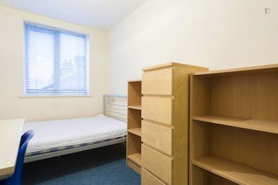 Decorous double bedroom in a 4-bedroom flat in proximity of Nottingham Trent University  - Gallery -  2