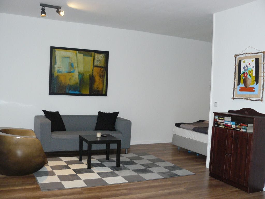 Bright and quiet apartment with balcony, water view and parking space right on Paul-Linke Ufer in Kreuzberg