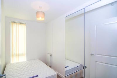 Snug double bedroom near Queen Mary University of London  - Gallery -  1