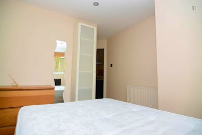 Sublime double bedroom in Canning Town  - Gallery -  3
